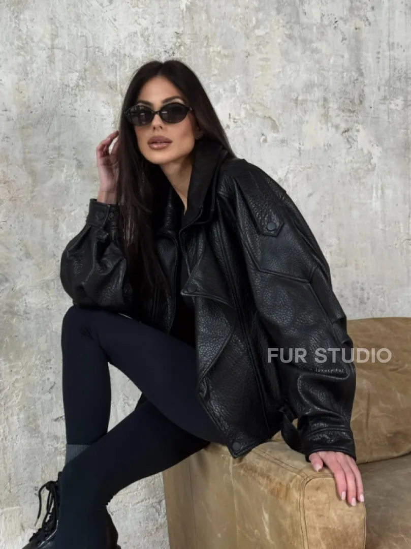 Черная бомбер-курточка «Оверсайз» из кожи Джумбо с двойным воротником и карманами