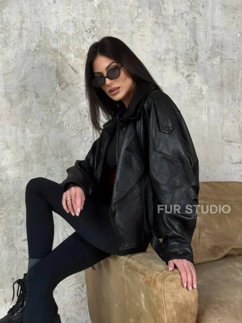 Черная бомбер-курточка «Оверсайз» из кожи Джумбо с двойным воротником и карманами