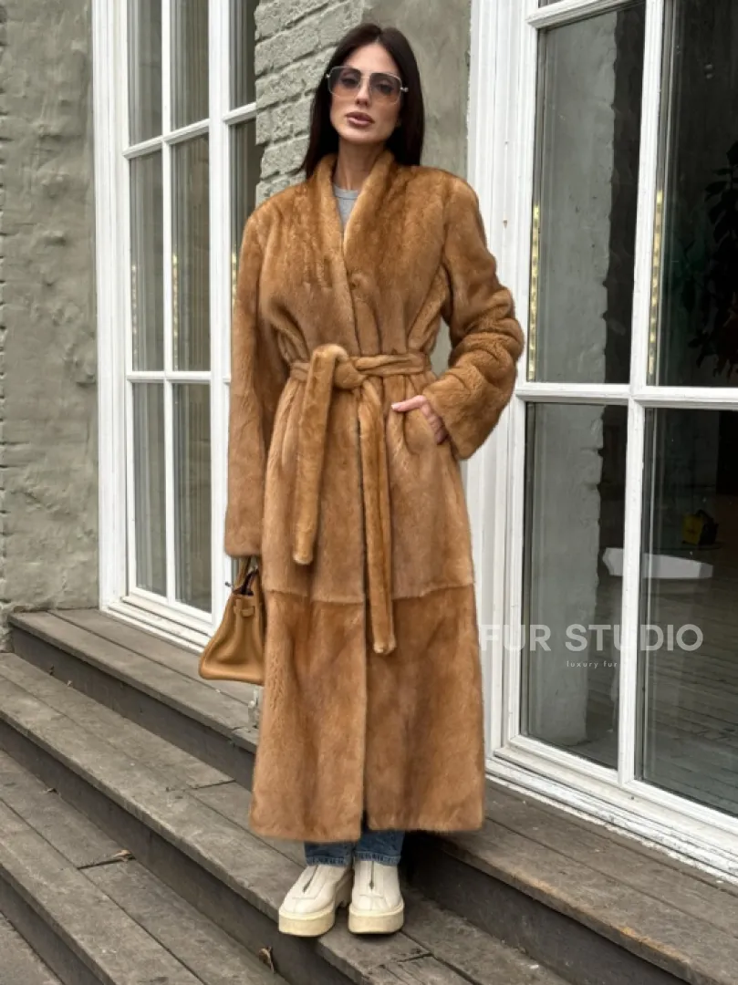 Шуба из норки «Gold» в классической выкладке с V-образным воротником и поясом - фото 2