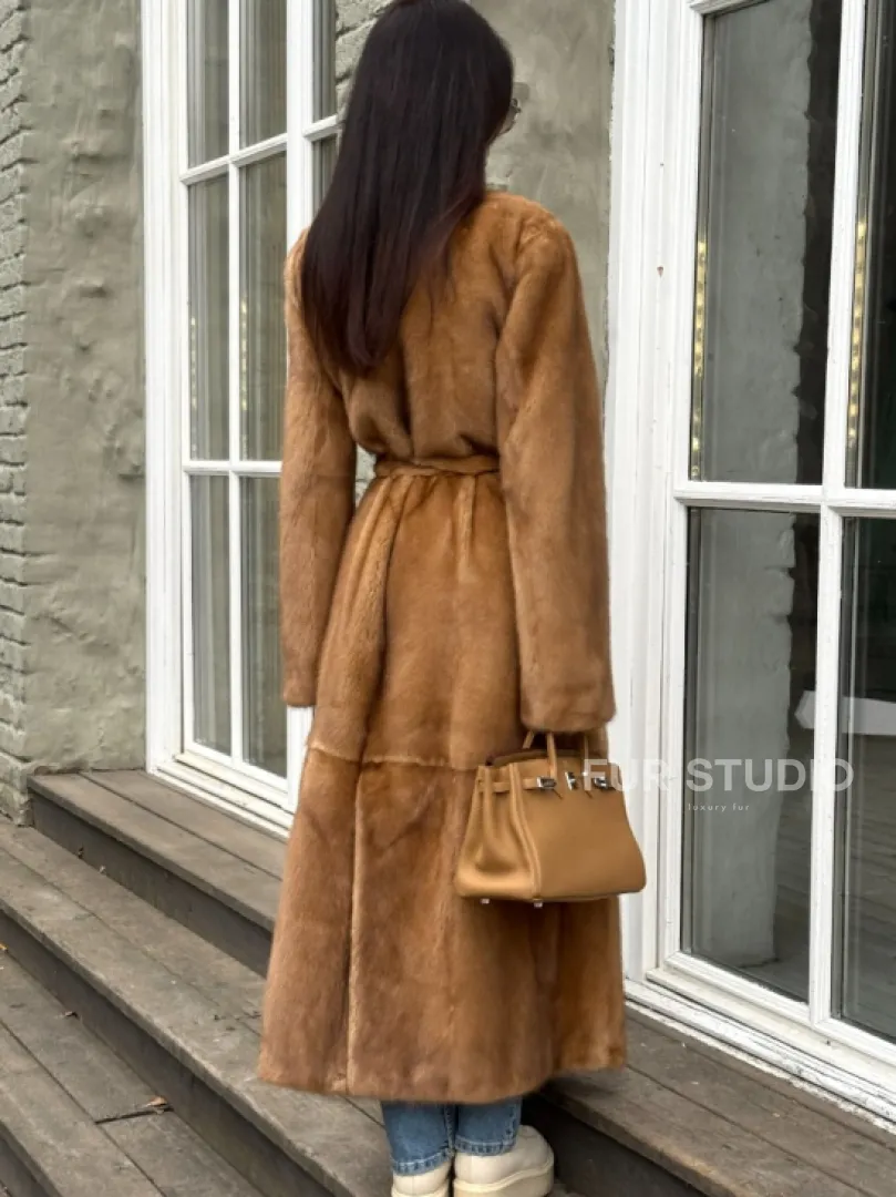 Шуба из норки «Gold» в классической выкладке с V-образным воротником и поясом - фото 1