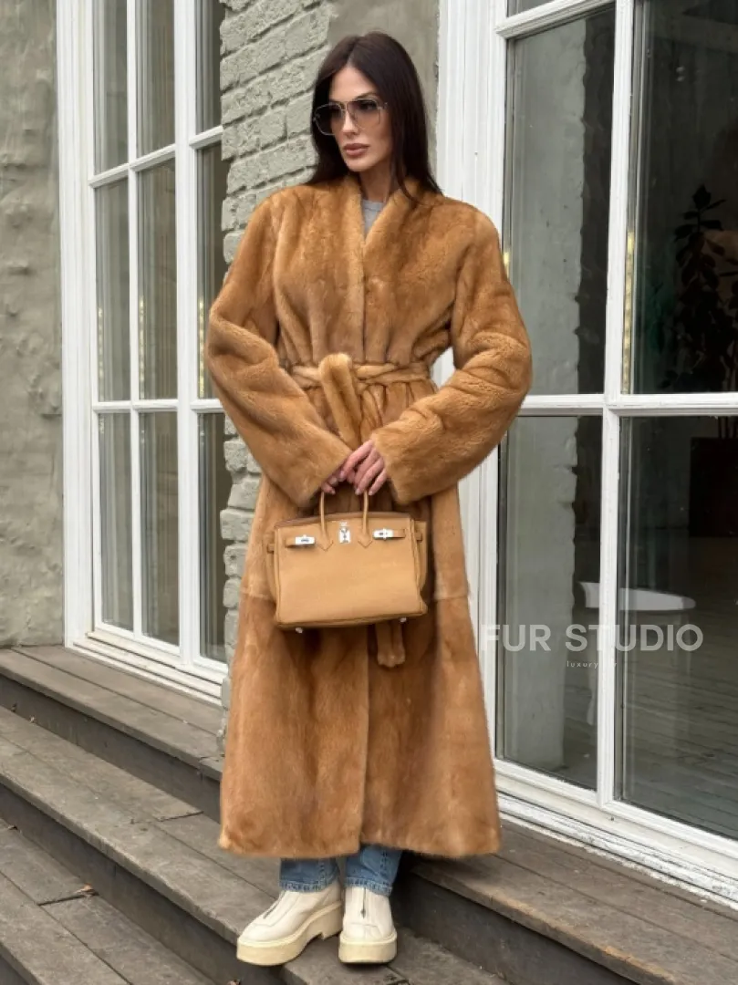 Шуба из норки «Gold» в классической выкладке с V-образным воротником и поясом - фото 0