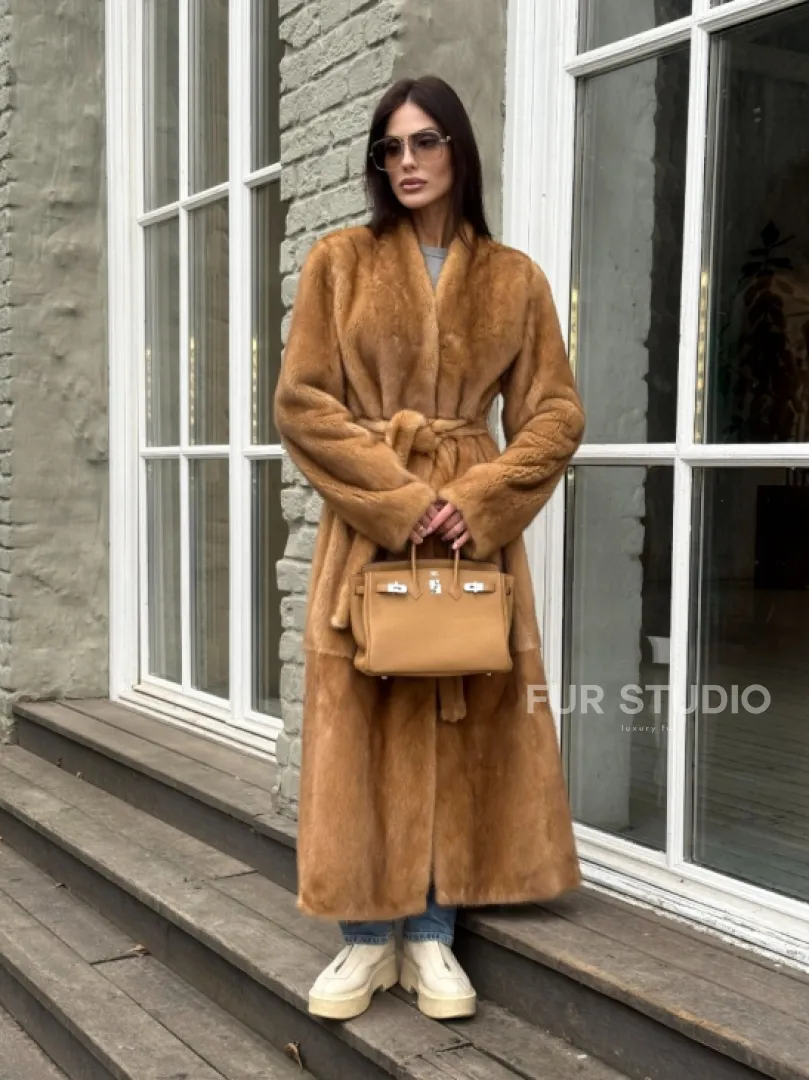 Шуба из норки «Gold» в классической выкладке с V-образным воротником и поясом - фото 9