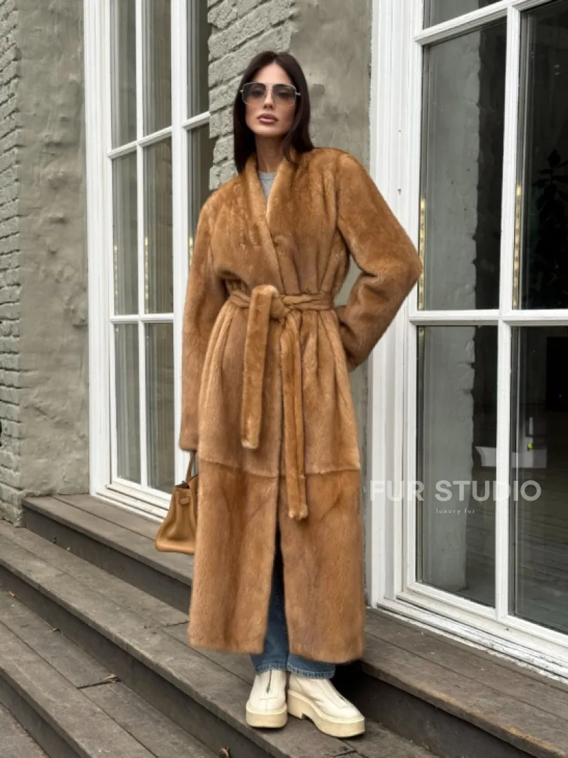 Шуба из норки «Gold» в классической выкладке с V-образным воротником и поясом - фото 6