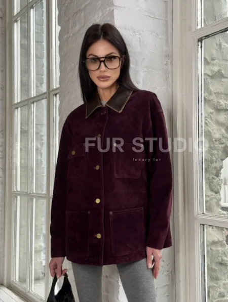 Куртка в «рабочем стиле» из замши Burgundy с отложным воротником, весна-лето 2025 - фото 10