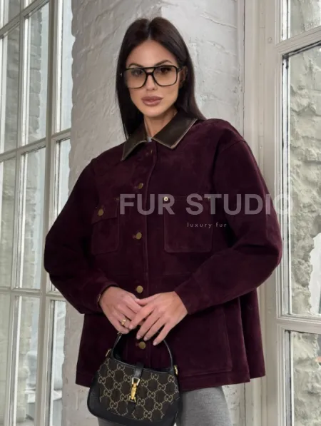 Куртка в «рабочем стиле» из замши Burgundy с отложным воротником, весна-лето 2025 - фото 0