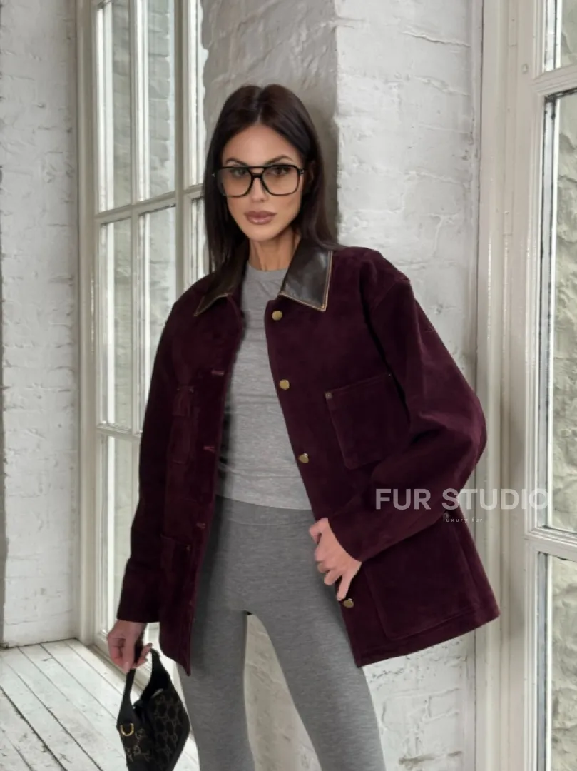 Куртка в «рабочем стиле» из замши Burgundy с отложным воротником, весна-лето 2025 - фото 11
