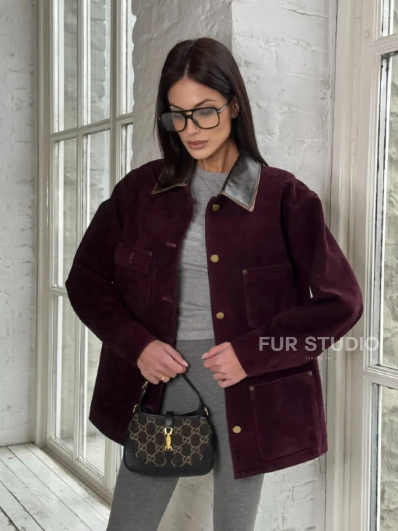 Куртка в «рабочем стиле» из замши Burgundy с отложным воротником, весна-лето 2025 - фото 9