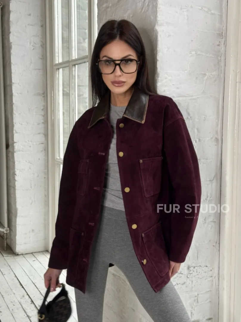 Куртка в «рабочем стиле» из замши Burgundy с отложным воротником, весна-лето 2025 - фото 4