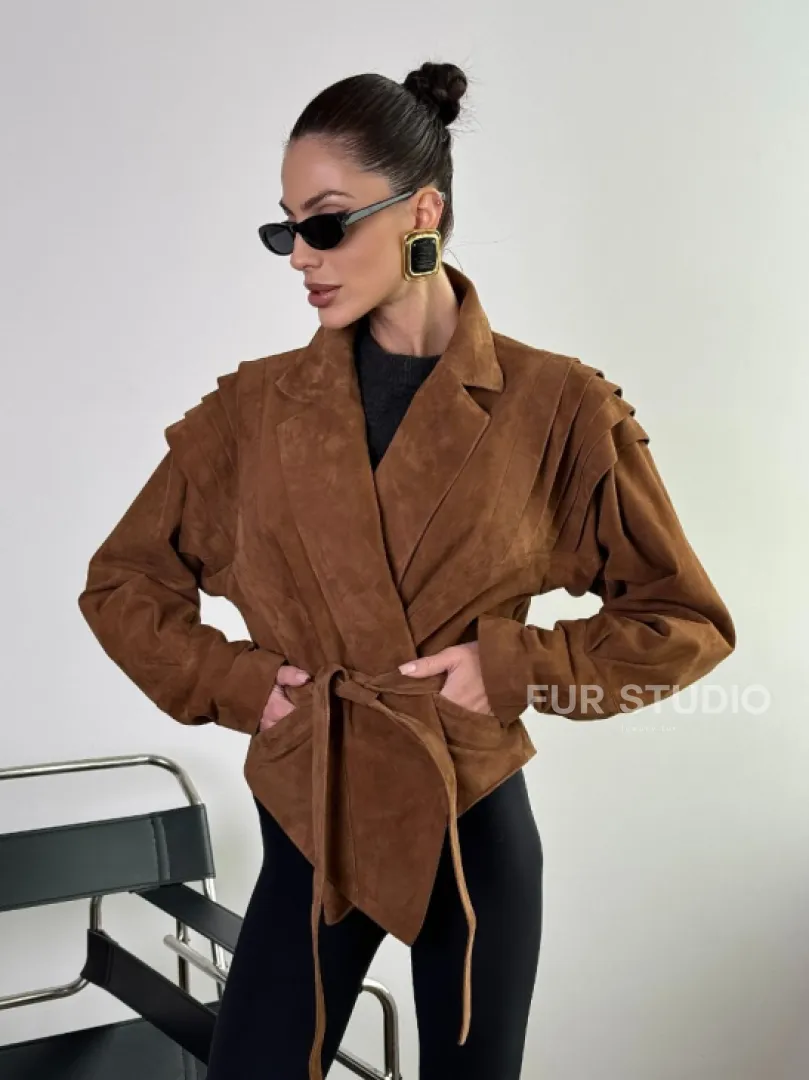 Модная приталенная куртка с плечиками - крылышками из замши Camel - фото 0