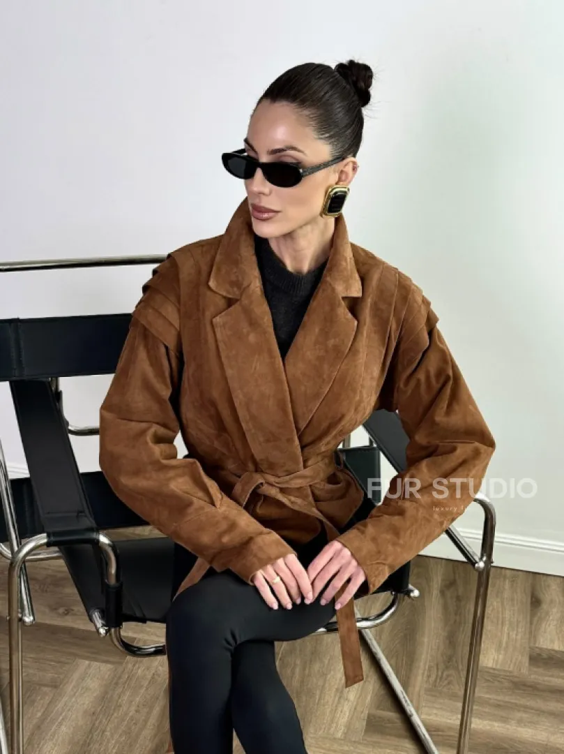 Модная приталенная куртка с плечиками - крылышками из замши Camel - фото 6