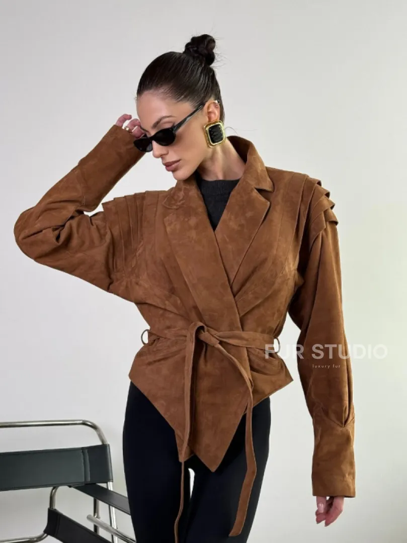 Модная приталенная куртка с плечиками - крылышками из замши Camel