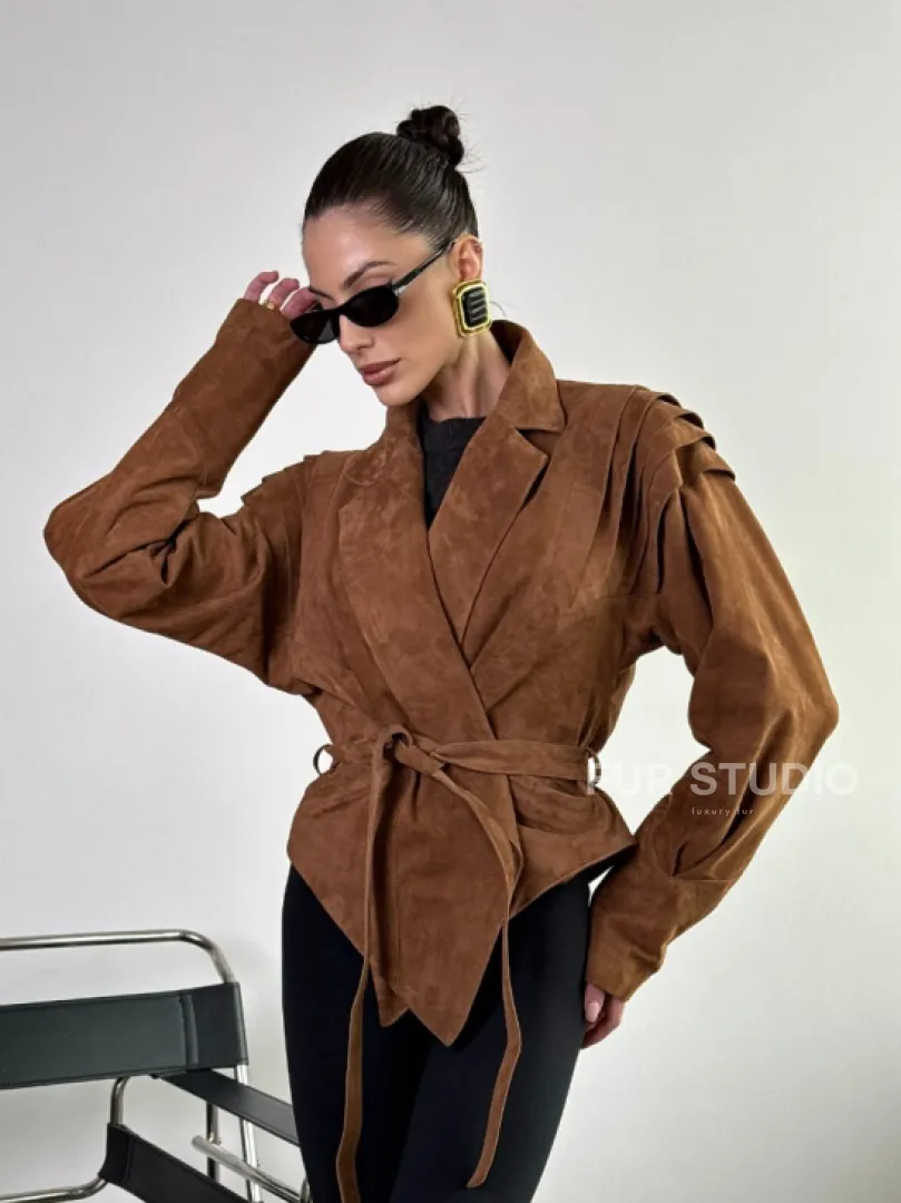 Модная приталенная куртка с плечиками - крылышками из замши Camel - фото 9