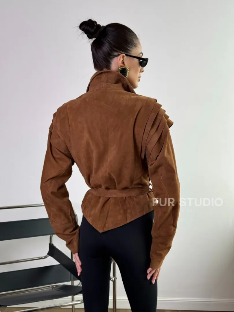 Модная приталенная куртка с плечиками - крылышками из замши Camel - фото 5