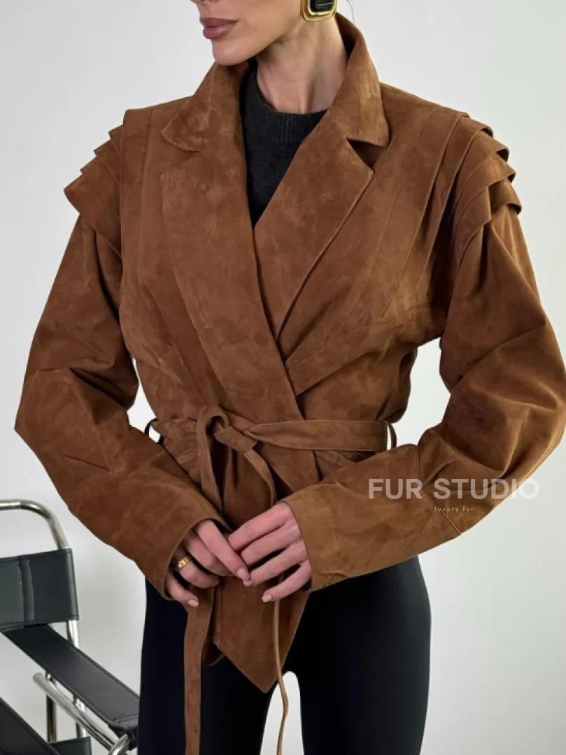 Модная приталенная куртка с плечиками - крылышками из замши Camel - фото 1