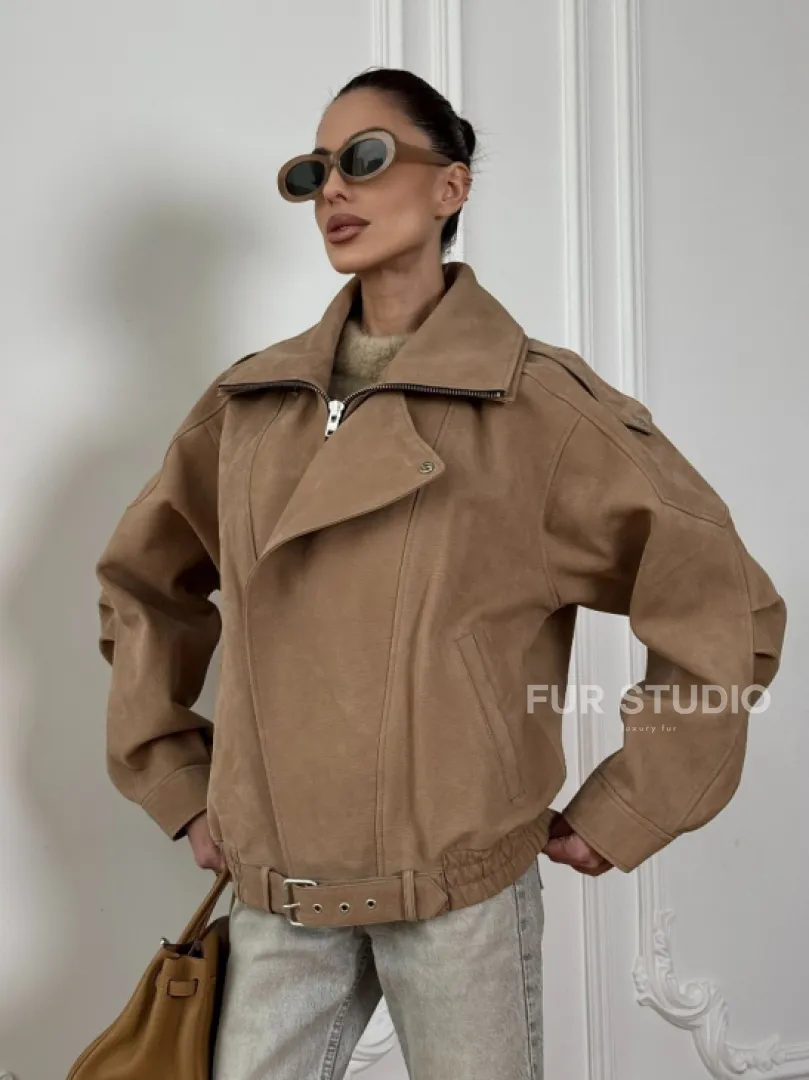 Женский замшевый бомбер из натуральной кожи «Creamy»  с двойным воротником - оверсайз - фото 5