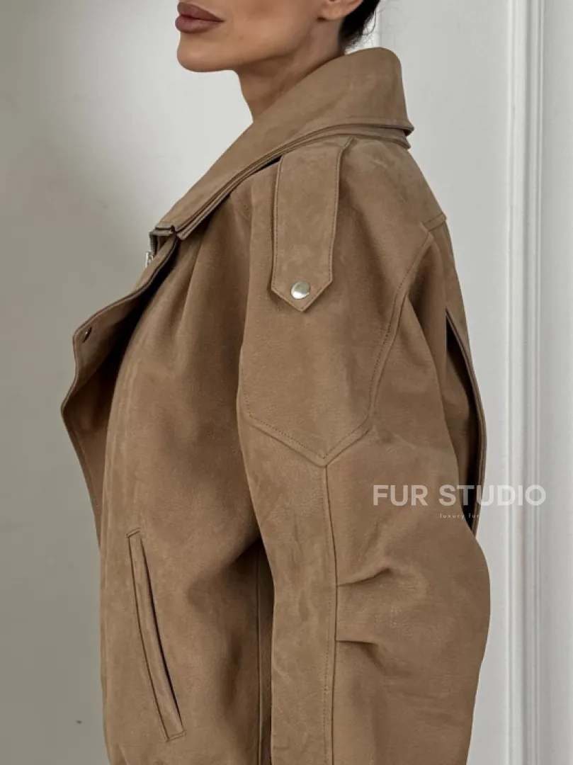 Женский замшевый бомбер из натуральной кожи «Creamy»  с двойным воротником - оверсайз - фото 1