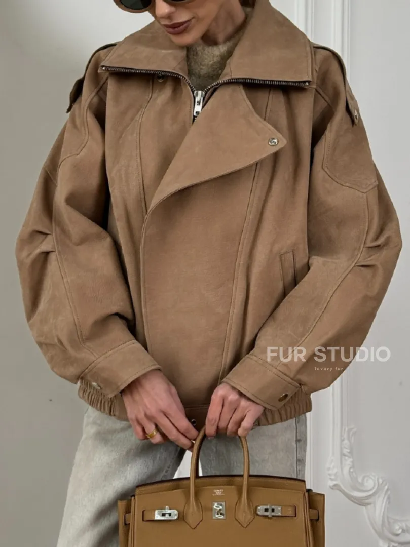 Женский замшевый бомбер из натуральной кожи «Creamy»  с двойным воротником - оверсайз - фото 3