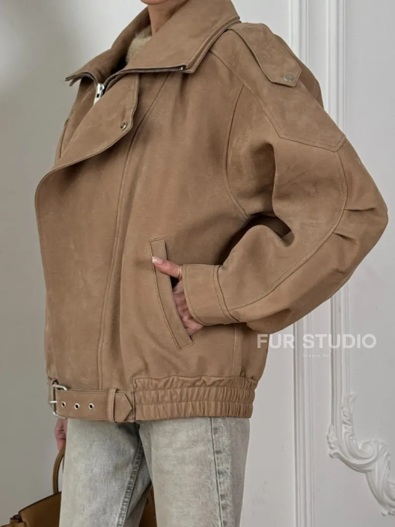 Женский замшевый бомбер из натуральной кожи «Creamy»  с двойным воротником - оверсайз - фото 4