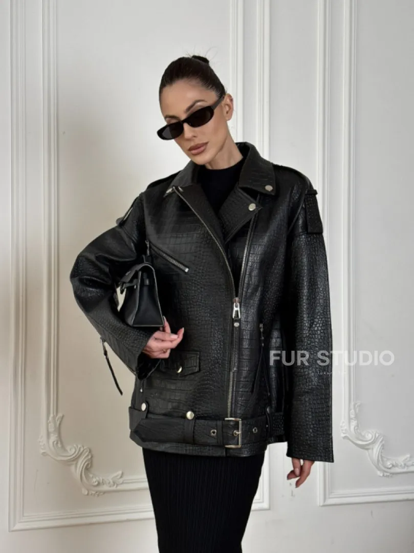 Total black удлиненная женская косуха из натуральной кожи CROCO с косой застежкой-молнией - фото 9