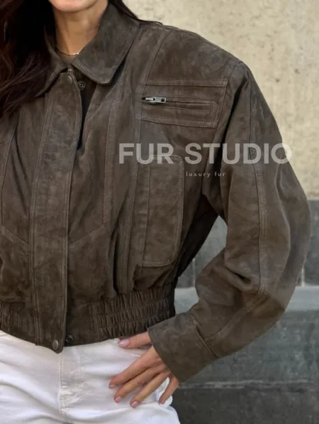 Модная винтажная универсальная укороченная куртка-бомбер из натуральной кожи (замши) - фото 1