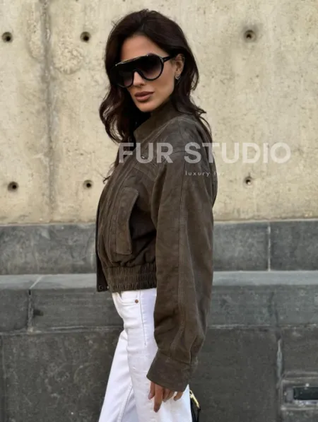 Модная винтажная универсальная укороченная куртка-бомбер из натуральной кожи (замши) - фото 4