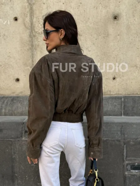 Модная винтажная универсальная укороченная куртка-бомбер из натуральной кожи (замши) - фото 9
