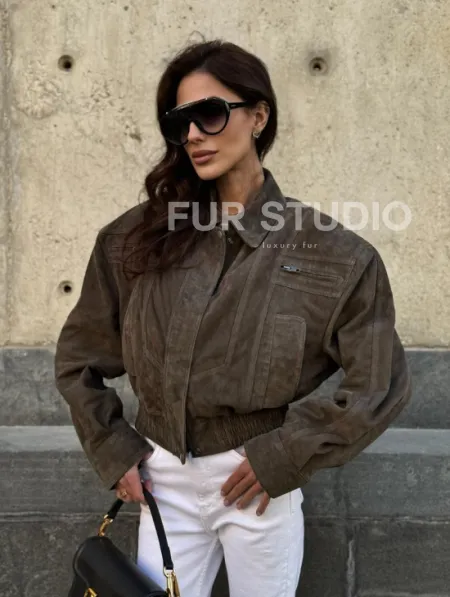 Модная винтажная универсальная укороченная куртка-бомбер из натуральной кожи (замши) - фото 10