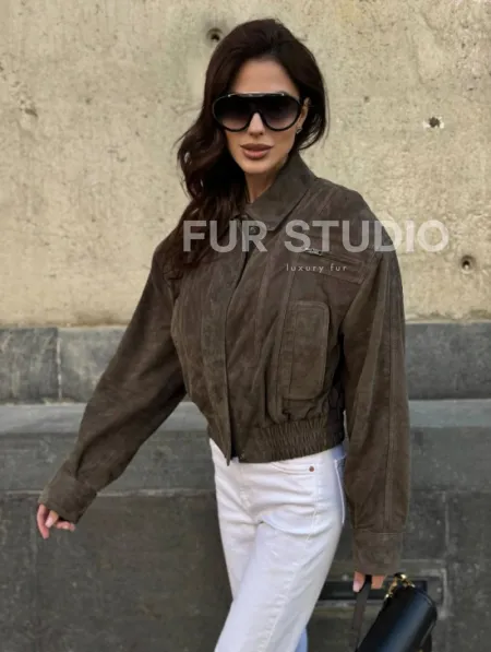 Модная винтажная универсальная укороченная куртка-бомбер из натуральной кожи (замши) - фото 5