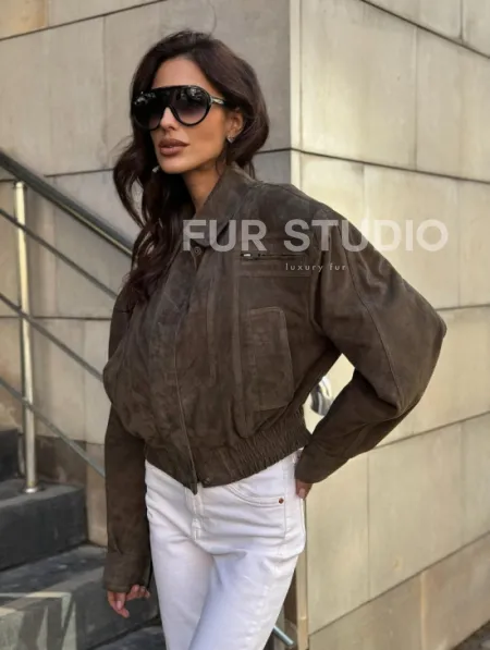 Модная винтажная универсальная укороченная куртка-бомбер из натуральной кожи (замши) - фото 7