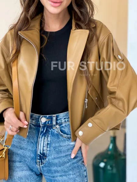 Модная короткая женская курточка в цветет кэмел - фото 6