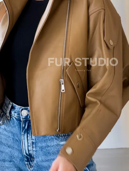 Модная короткая женская курточка в цветет кэмел - фото 3