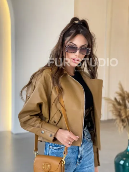 Модная короткая женская курточка в цветет кэмел - фото 0