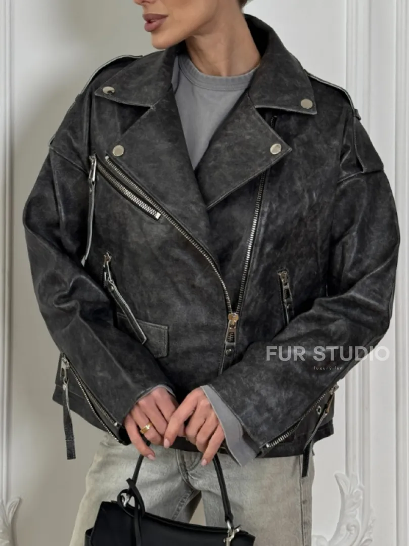 Косуха из натуральной серой кожи с эффектом винтажа и декоративными кнопками по краям воротника - фото 1