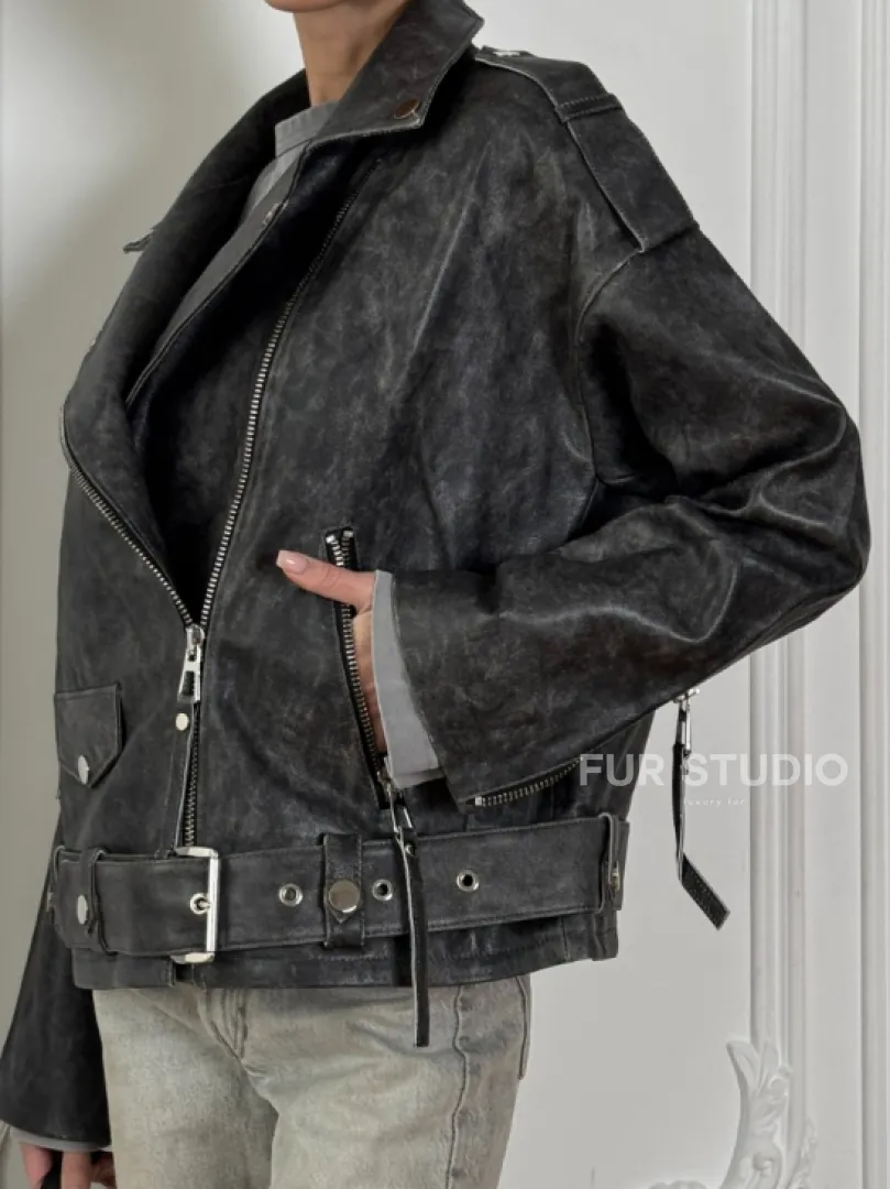 Косуха из натуральной серой кожи с эффектом винтажа и декоративными кнопками по краям воротника - фото 2