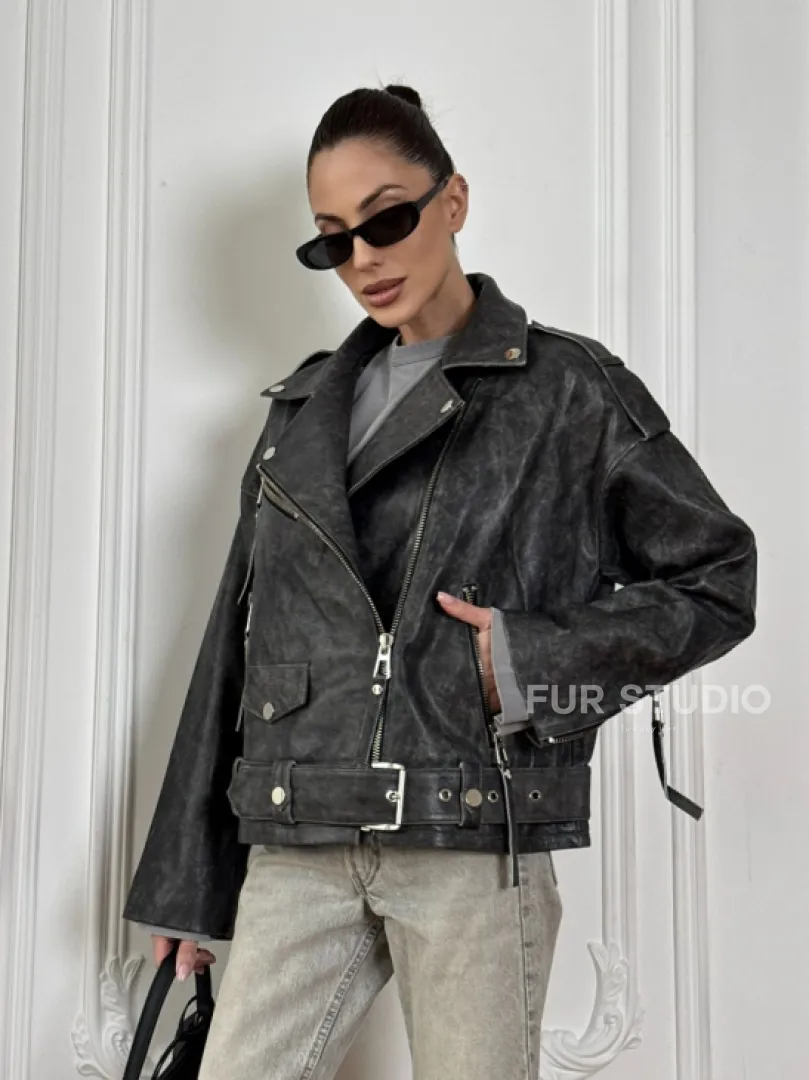 Косуха из натуральной серой кожи с эффектом винтажа и декоративными кнопками по краям воротника - фото 5