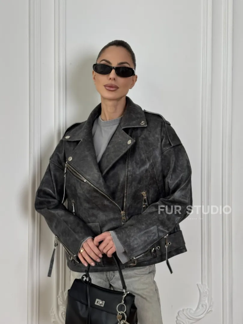 Косуха из натуральной серой кожи с эффектом винтажа и декоративными кнопками по краям воротника - фото 12