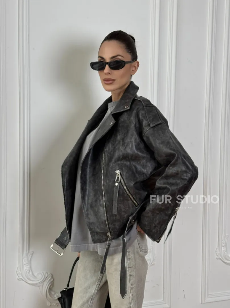 Косуха из натуральной серой кожи с эффектом винтажа и декоративными кнопками по краям воротника - фото 9