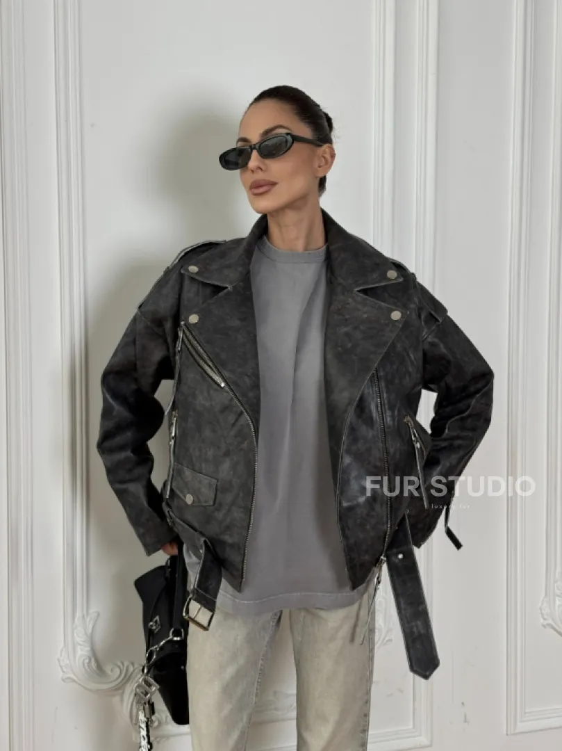 Косуха из натуральной серой кожи с эффектом винтажа и декоративными кнопками по краям воротника - фото 11