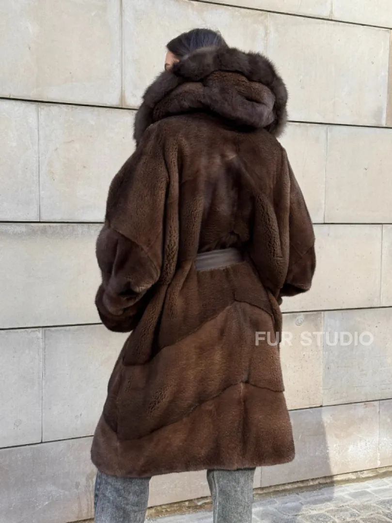 Шуба из плюшевой норки Velvet с капюшоном из меха куницы, средней длины - фото 10
