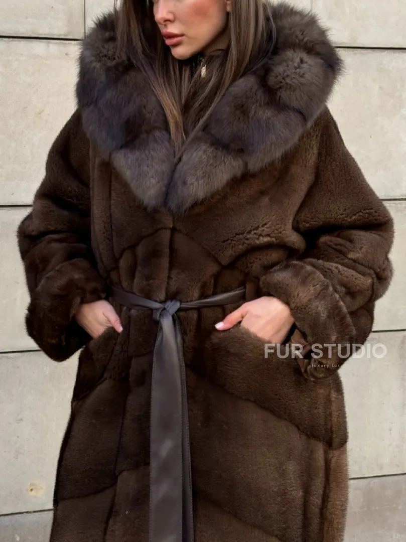 Шуба из плюшевой норки Velvet с капюшоном из меха куницы, средней длины - фото 1