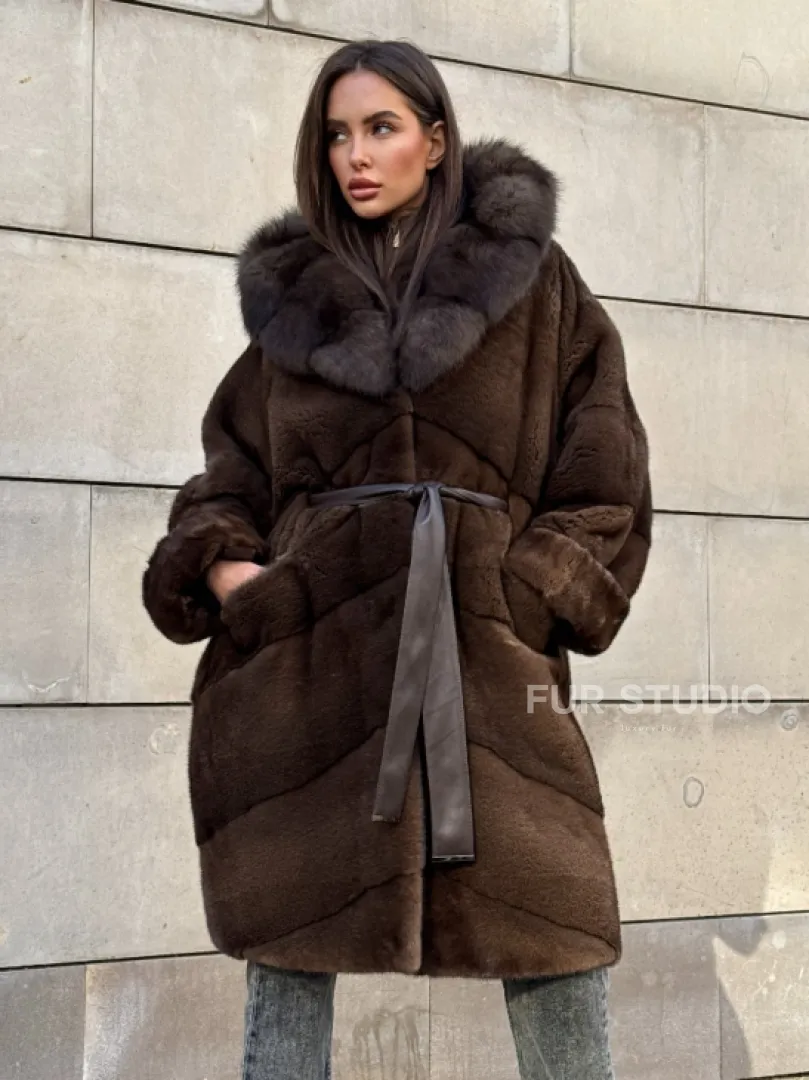 Шуба из плюшевой норки Velvet с капюшоном из меха куницы, средней длины - фото 8