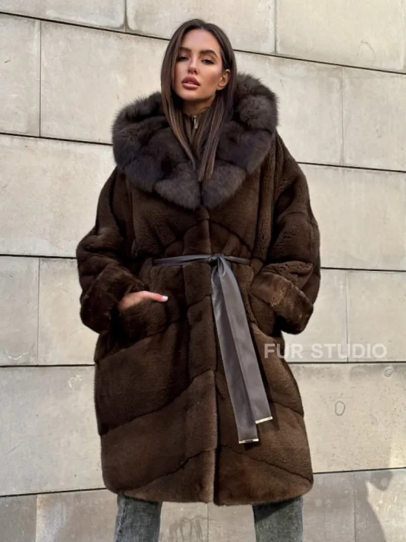 Шуба из плюшевой норки Velvet с капюшоном из меха куницы, средней длины - фото 6