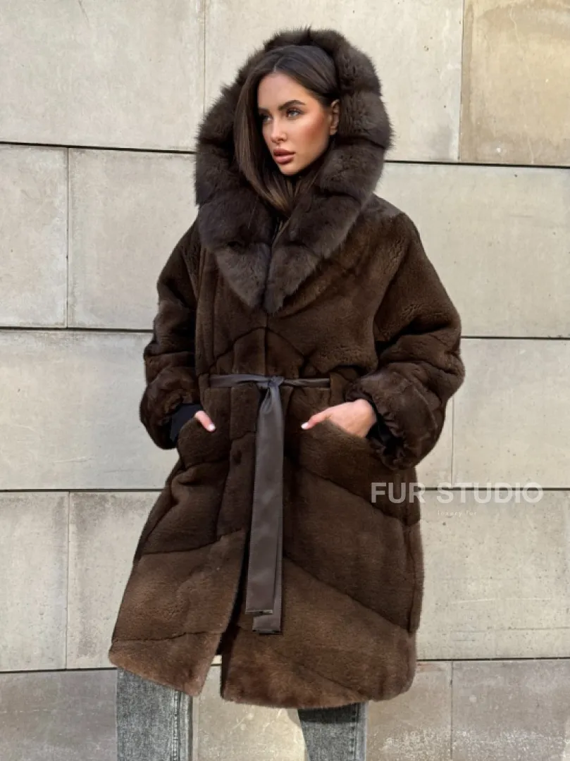 Шуба из плюшевой норки Velvet с капюшоном из меха куницы, средней длины - фото 9