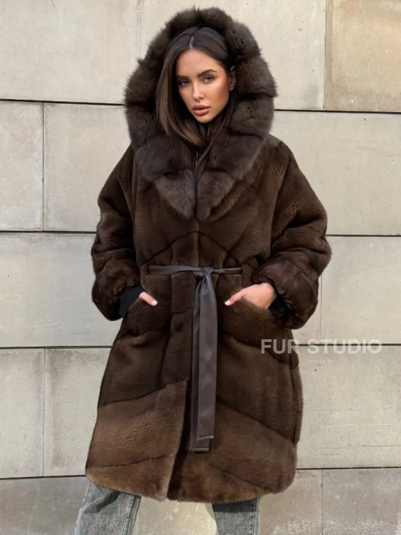 Шуба из плюшевой норки Velvet с капюшоном из меха куницы, средней длины - фото 0