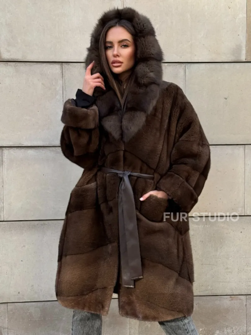Шуба из плюшевой норки Velvet с капюшоном из меха куницы, средней длины - фото 4