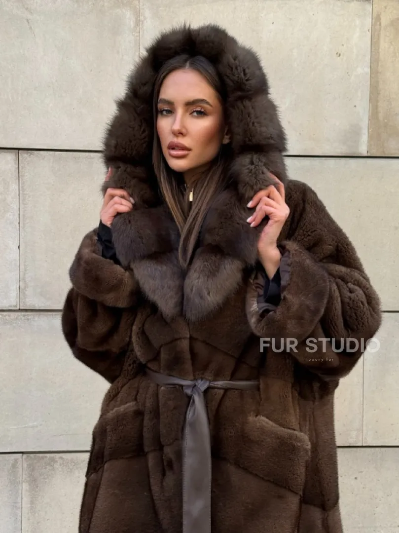 Шуба из плюшевой норки Velvet с капюшоном из меха куницы, средней длины - фото 2