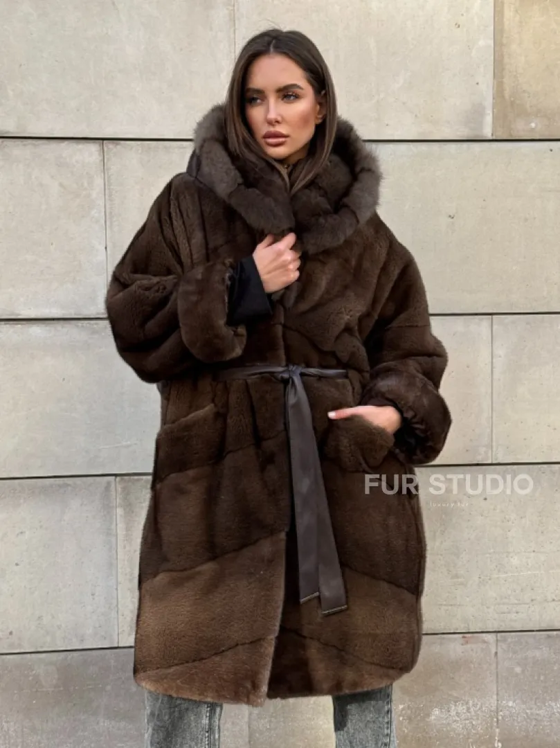 Шуба из плюшевой норки Velvet с капюшоном из меха куницы, средней длины - фото 7