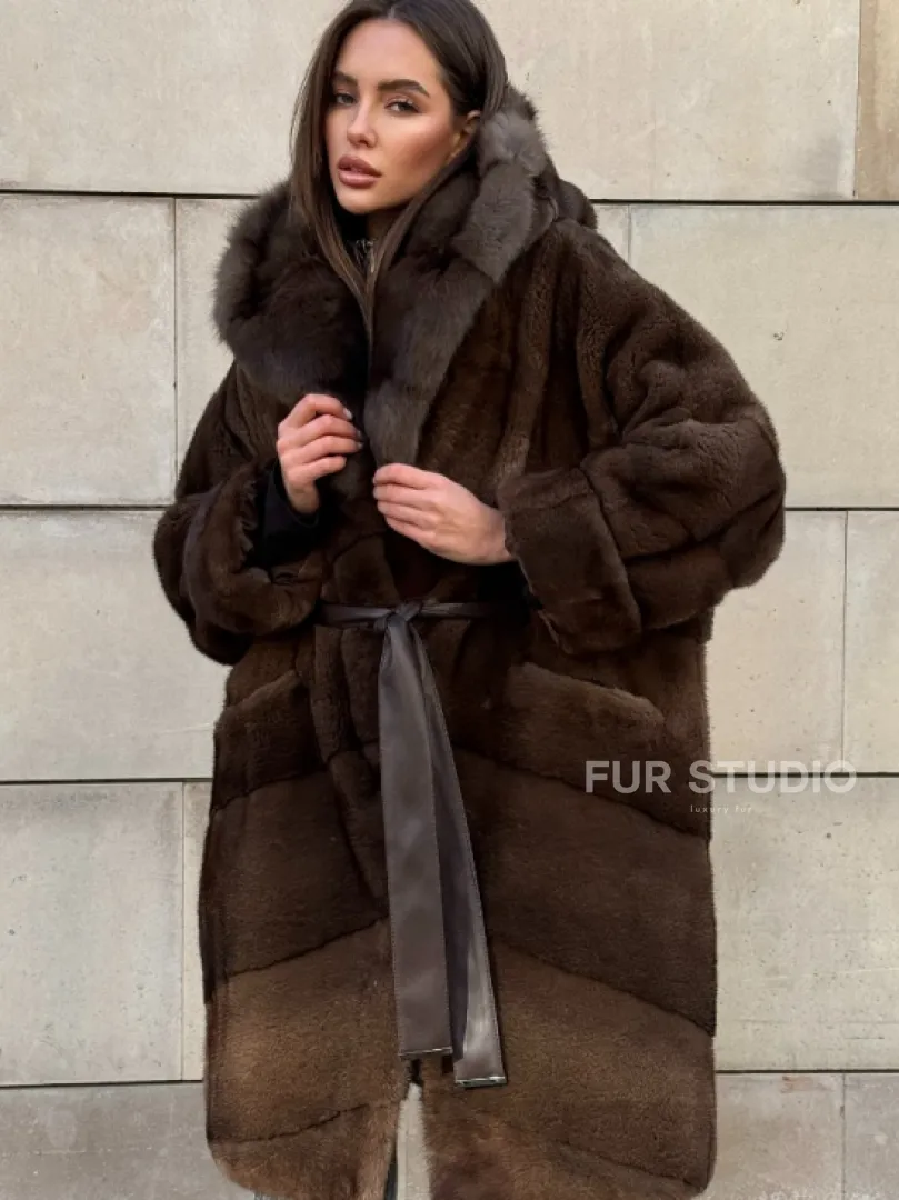 Шуба из плюшевой норки Velvet с капюшоном из меха куницы, средней длины - фото 3