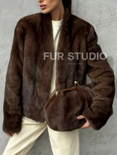 Меховой кроп - жакет из норки цвета соболь с V-образным воротником - фото 3