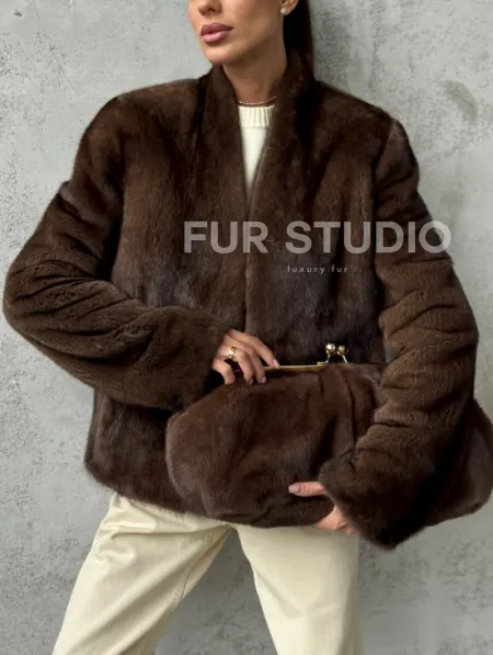 Меховой кроп - жакет из норки цвета соболь с V-образным воротником - фото 2